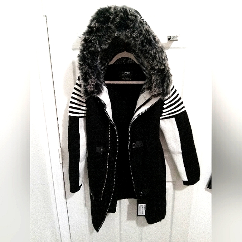 Women's winter coat. Medium size and black and white stripes.